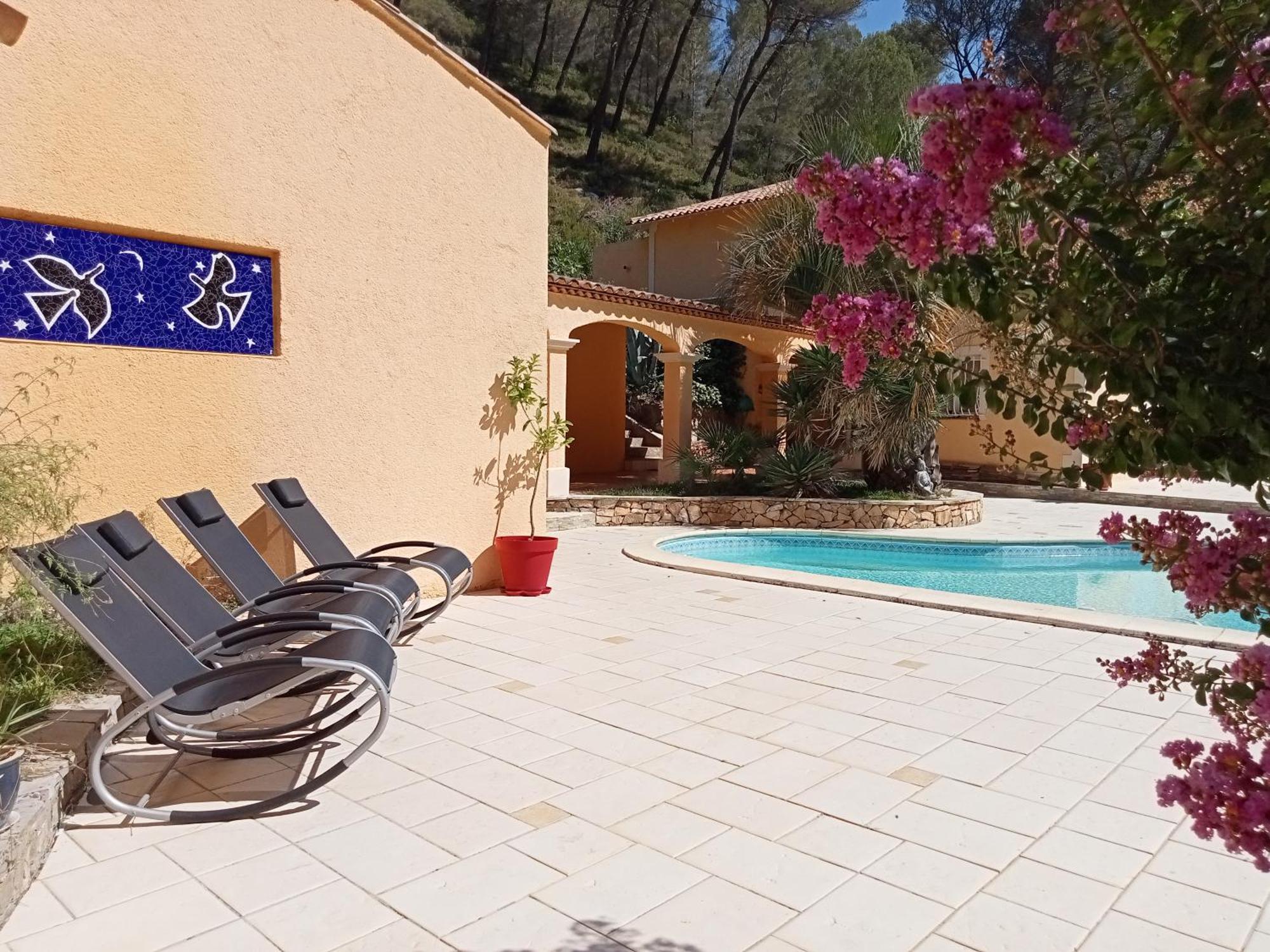 Les Restanques - Chambre D'Hotes Cuges-les-Pins Buitenkant foto